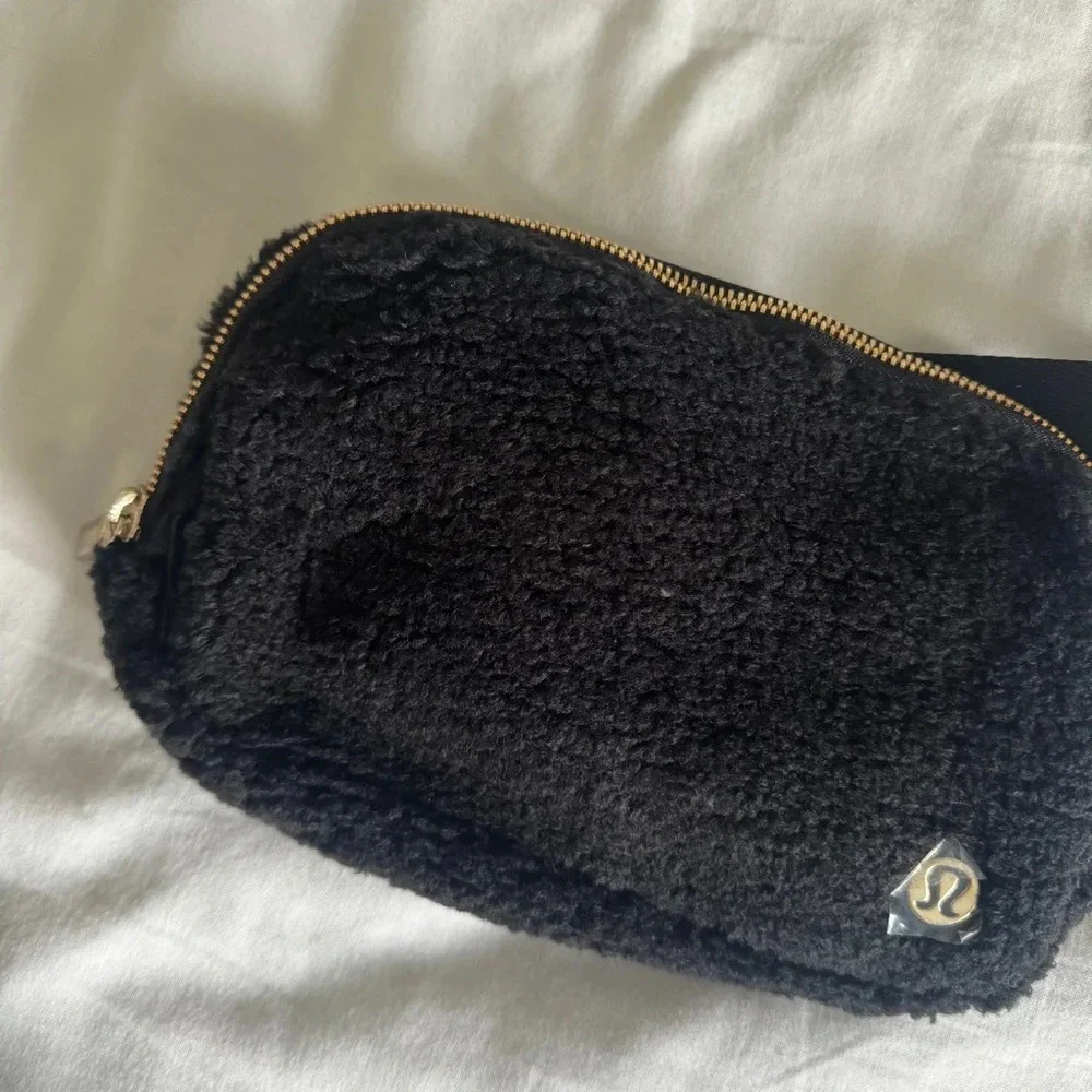 🆕🖤 Lululemon Everywhere Belt Bag Fleece Black Gold